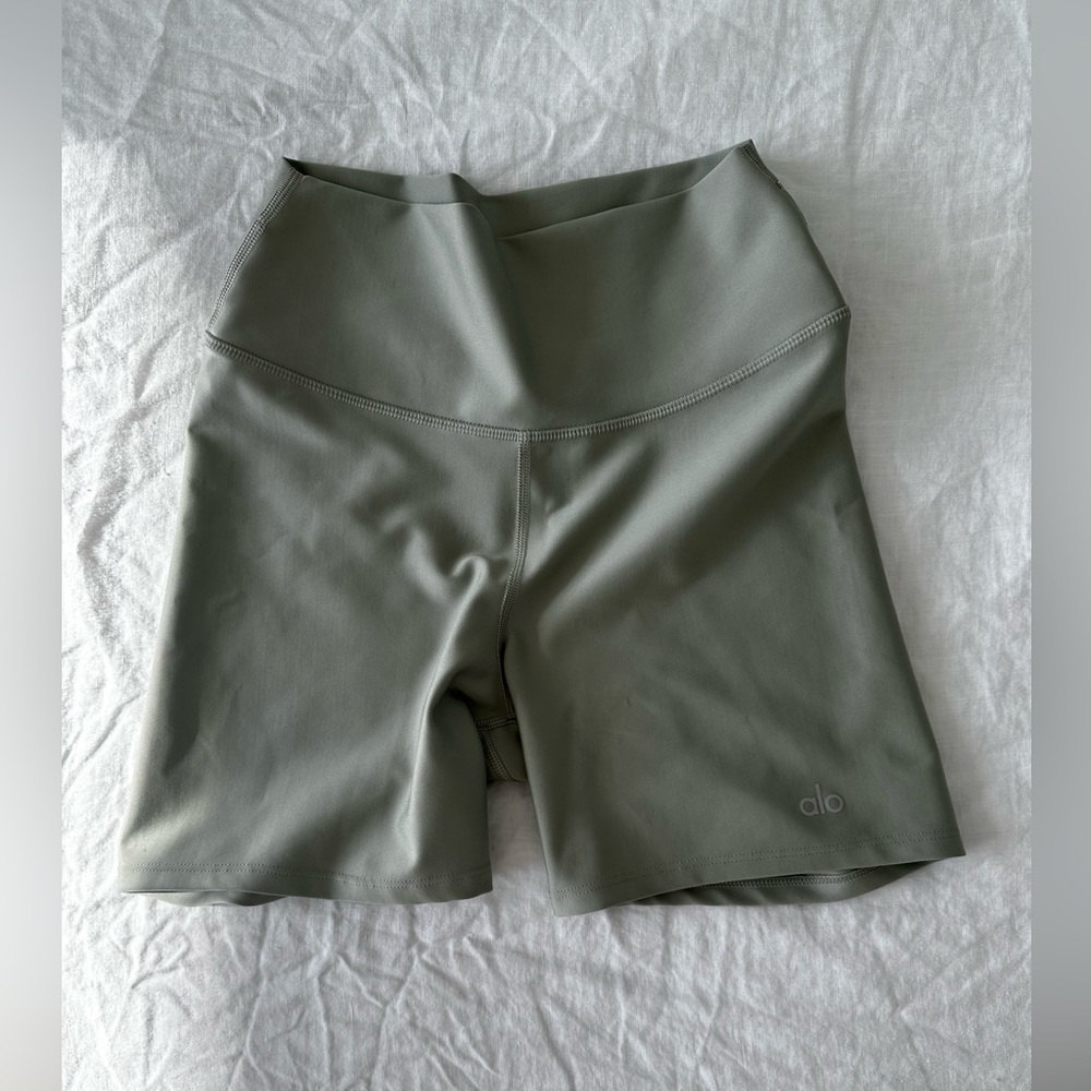 Alo High Waist Airlift Biker Short Size S NWT limestone 3”